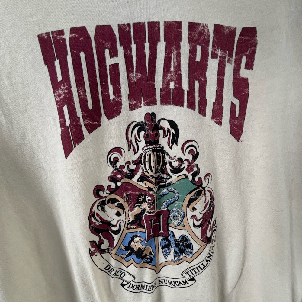 3 for 20! Harry Potter Hogwarts tshirt size XL but fits more like a L
